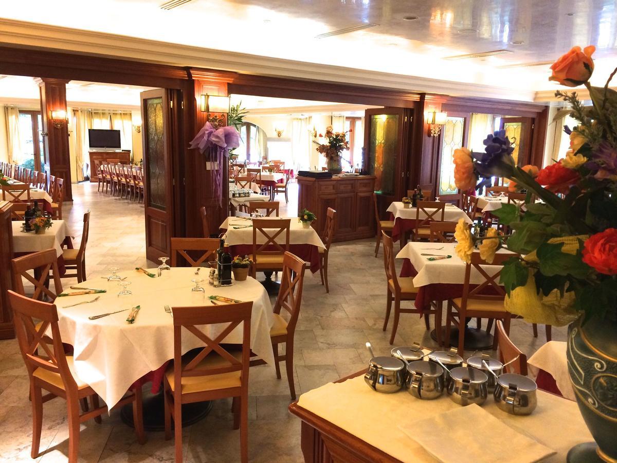 Albergo Ristorante Pizzeria Da Michele Venzone Exteriör bild